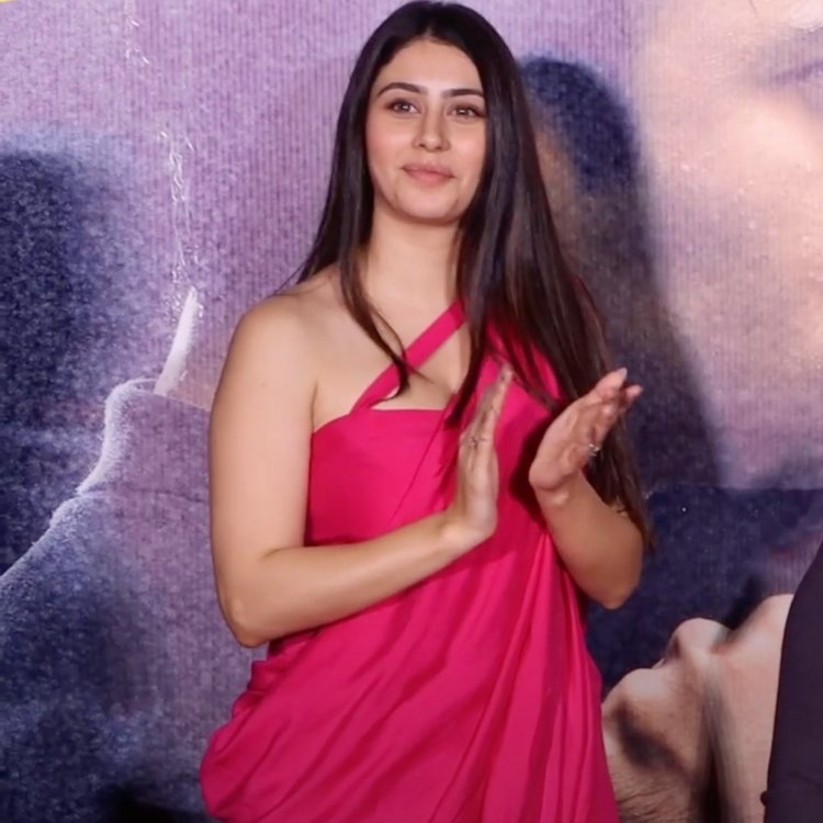 Warina Hussain Amps Up Hotness Quotient In Hot Pink Saree Draped Dress At Yaariyan 2 Trailer Launch